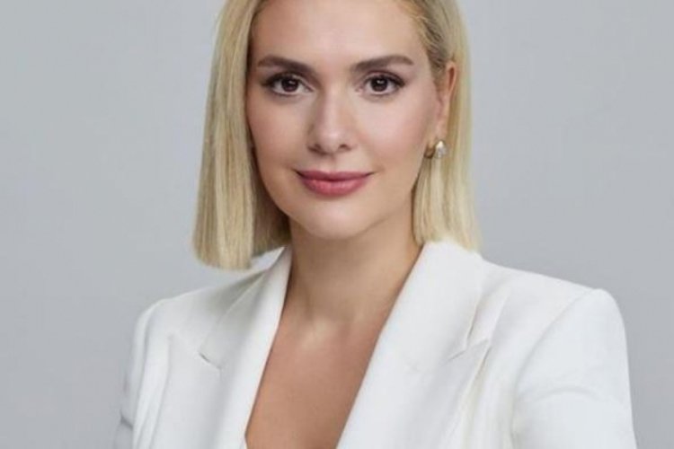 Berg&uuml;zar Korel'den sırt dekoltesi!