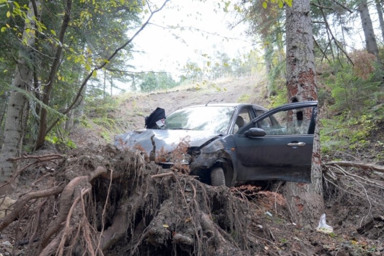 Kastamonu'da virajı alamayan otomobil u&ccedil;uruma u&ccedil;tu!
