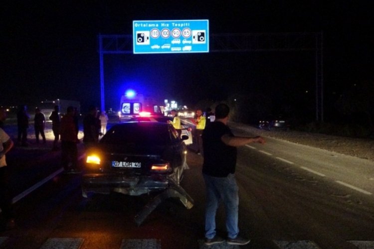 Antalya'da kazada her iki otomobil s&uuml;r&uuml;c&uuml;s&uuml; de yaralandı