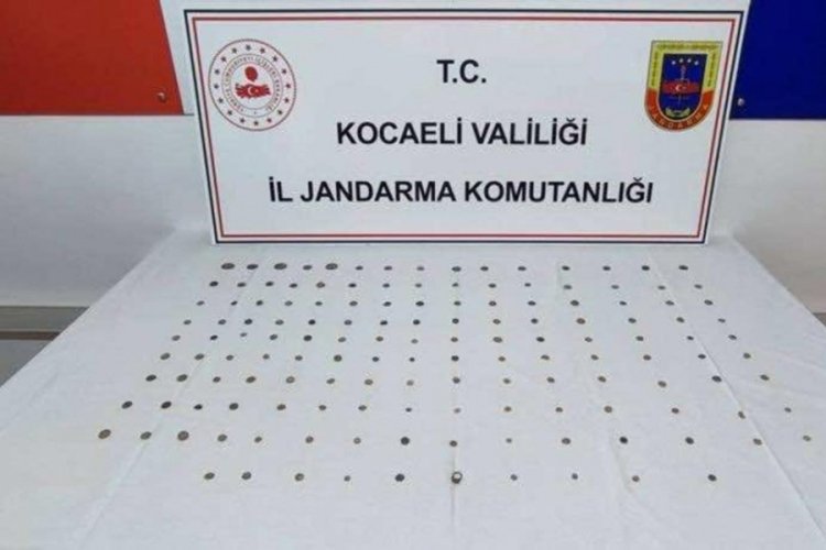 Kocaeli'de tarihi eser operasyonu: 144 sikke, 1 y&uuml;z&uuml;k ele ge&ccedil;irildi