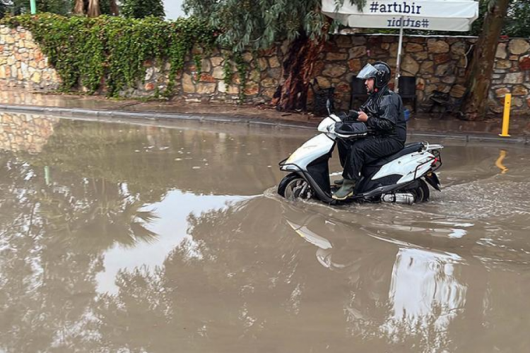 Muğla Bodrum'da sağanak g&uuml;nl&uuml;k yaşamı olumsuz etkiledi