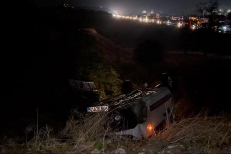 Gaziantep'te şarampole yuvarlanan otomobilde 3'&uuml; ağır 5 kişi yaralandı