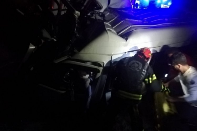 Denizli'de karşı şeride ge&ccedil;en minib&uuml;s tırla &ccedil;arpıştı!