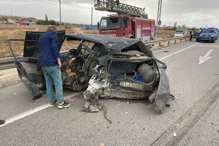 Afyonkarahisar'da iki otomobil &ccedil;arpıştı: 1 &ouml;l&uuml;, 4 yaralı