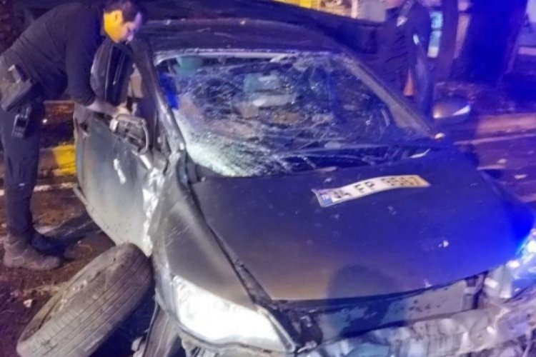 İstanbul'da kontrolden &ccedil;ıkan otomobil ağaca &ccedil;arptı!