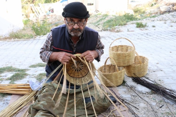 Nehir kenarından topladıkları kamışlar depremzede ailenin ge&ccedil;im kaynağı oldu