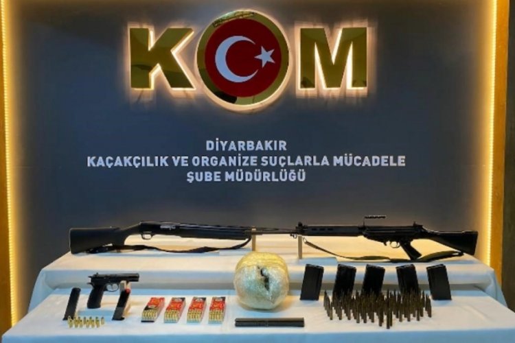 Diyarbakır'da buğday yığınları arasından silah ve uyuşturucu madde &ccedil;ıktı