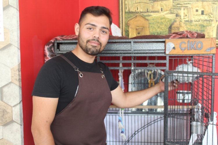 Eskişehirli esnaf beslediği papağan i&ccedil;in gelen t&uuml;m teklifleri reddediyor
