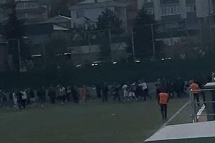 İstanbul'da futbol ma&ccedil;ında, futbolculara silahlı saldırı