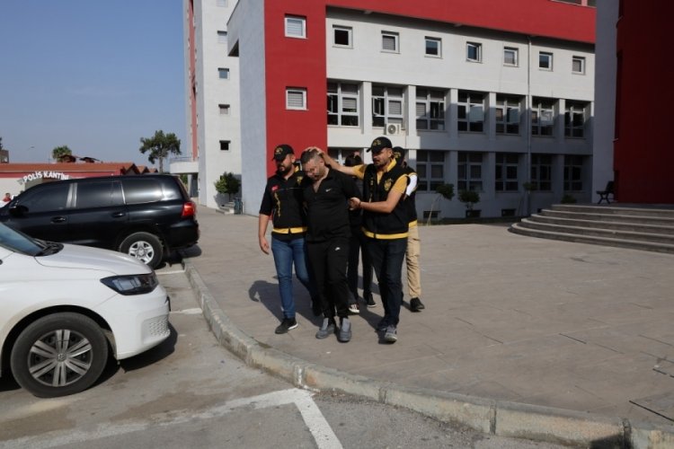 Adana'da kuyumcu soygunu anbean g&uuml;venlik kamerasına yansıdı