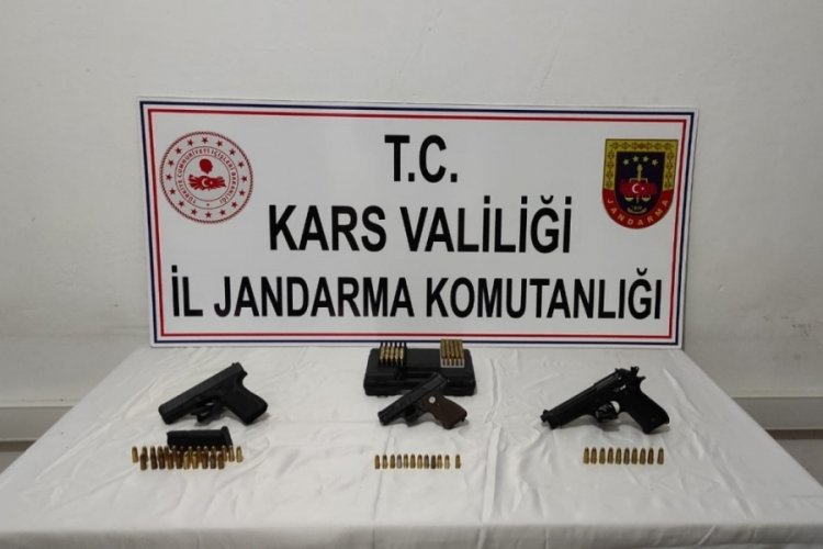 Kars'ta jandarmadan silah ve sahte i&ccedil;ki operasyonu