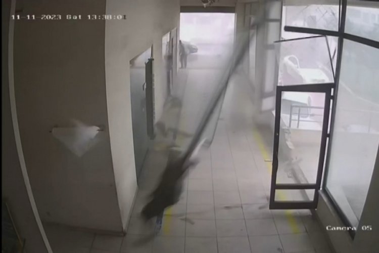 İstanbul'da fırtına &ccedil;alışanı savurdu! Cam b&ouml;lme yerinden s&ouml;k&uuml;ld&uuml;