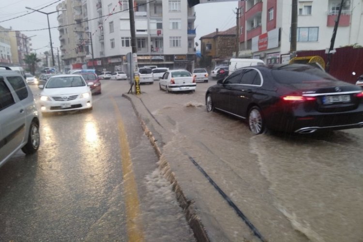Mersin'de kuvvetli yağış nedeniyle vatandaşlar zorluk yaşadı