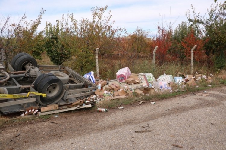 Afyonkarahisar'da kamyonet ile hafif ticari ara&ccedil; &ccedil;arpıştı! 2 &ouml;l&uuml;, 3 yaralı