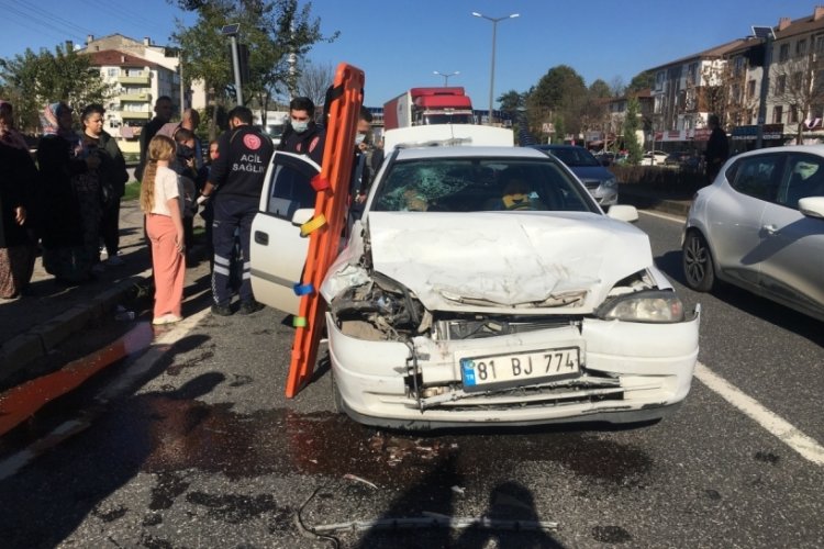 D&uuml;zce'de otomobil cipe &ccedil;arptı! 8 yaralı