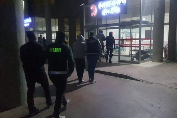 Balıkesir'de polis operasyonu! 18 d&uuml;zensiz g&ouml;&ccedil;men ve 3 organizat&ouml;r yakalandı