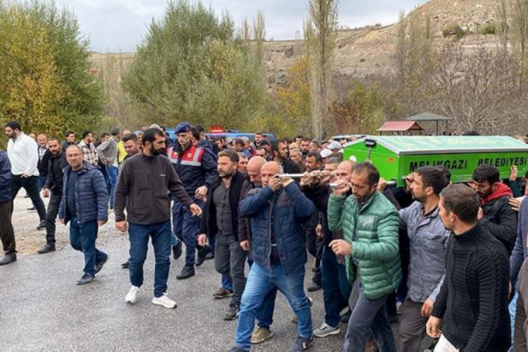 Kayseri'de başına sert cisimle vurularak &ouml;ld&uuml;r&uuml;lm&uuml;ş! Ş&uuml;pheli eş cenazede fenalaştı