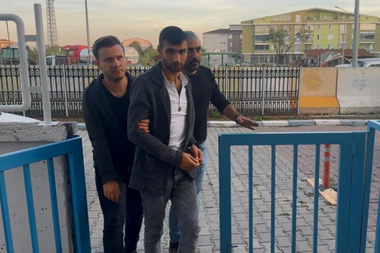 Cinayetten aranıyordu, &Ccedil;orlu'da parkta yakalandı