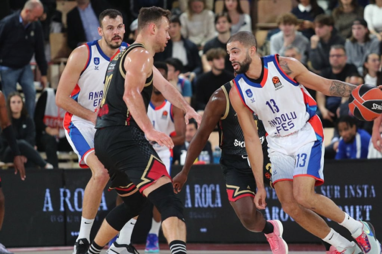 Anadolu Efes deplasmanda ilk galibiyetini aldı