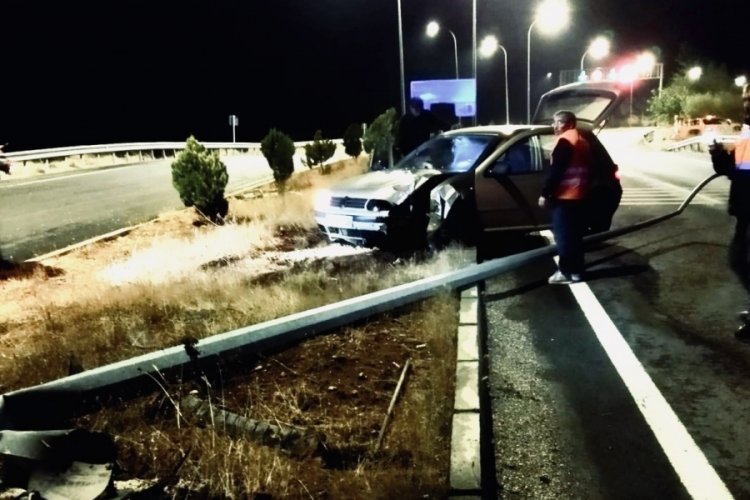 Malatya'da kontrolden &ccedil;ıkan otomobil elektrik direğine &ccedil;arptı: 4 yaralı