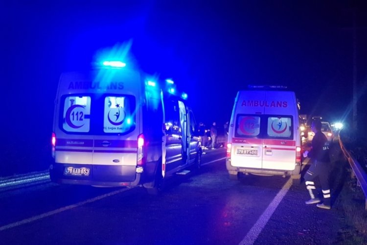 Arıza yapan otomobilinden indi, ara&ccedil; &ccedil;arptı