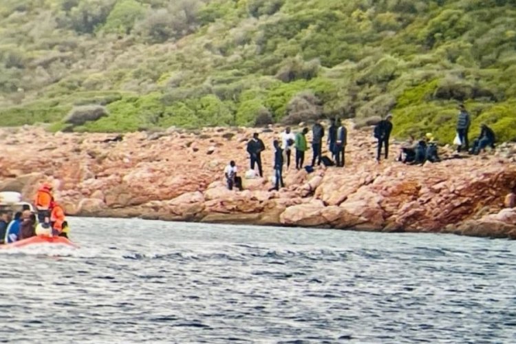 İzmir'de adada mahsur kalan g&ouml;&ccedil;menler kurtarıldı