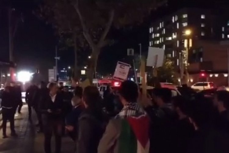 Bursa'da Starbucks'ı protesto ettiler