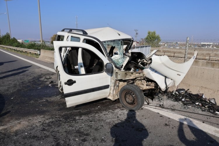 Adana'da ters y&ouml;nden giden hafif ticari ara&ccedil; otomobile &ccedil;arptı! 3 &ouml;l&uuml;