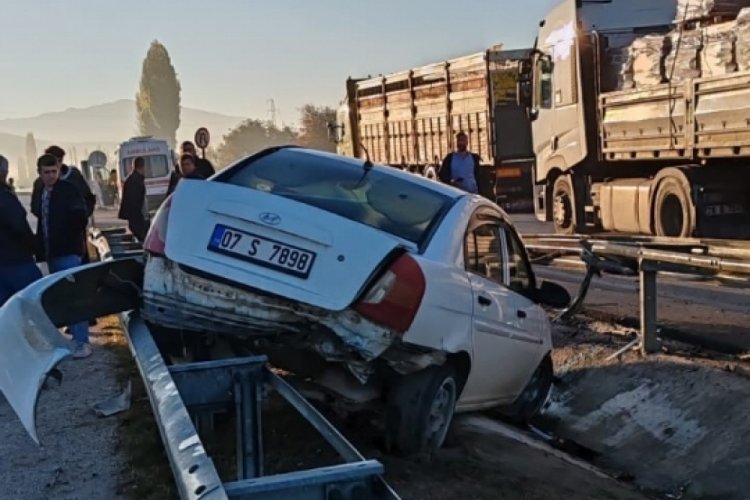 Burdur'da kontrolden &ccedil;ıkan otomobile ref&uuml;je &ccedil;ıktı! &Ccedil;ok sayıda yaralı var