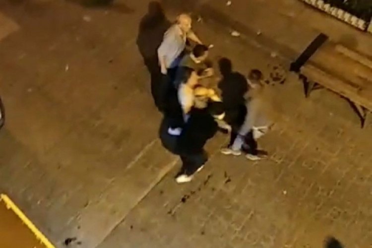 &Ccedil;ocuklar kavga etti, babalar birbirini vurdu
