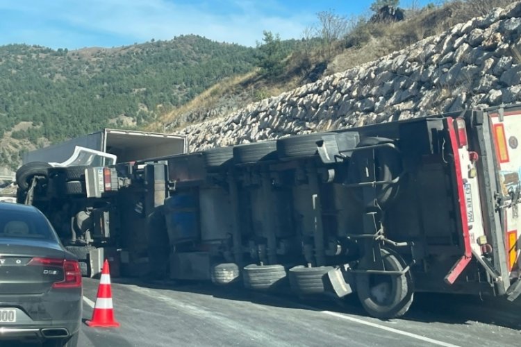 Paket tavuk y&uuml;kl&uuml; tır devrildi!