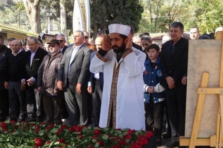 Cesedi asitle eritilmişti! O iş insanı i&ccedil;in gıyabi cenaze namazı kılındı
