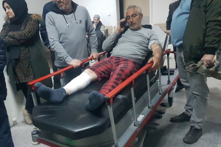 Karab&uuml;k'te s&uuml;r&uuml;y&uuml; otlatan 2 kişi, ayı saldırısına uğradı!