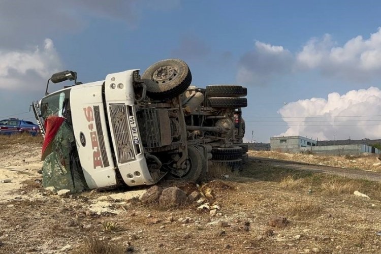 Kilis'te kum y&uuml;kl&uuml; kamyon devrildi!