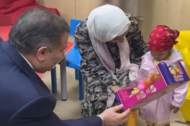 Bakan Koca, Mısır'da Filistinli kanser hastası &ccedil;ocuklarla buluştu