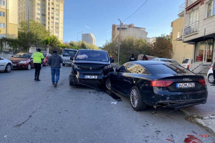 Direksiyon başında baygınlık ge&ccedil;iren s&uuml;r&uuml;c&uuml; beş araca birden &ccedil;arptı