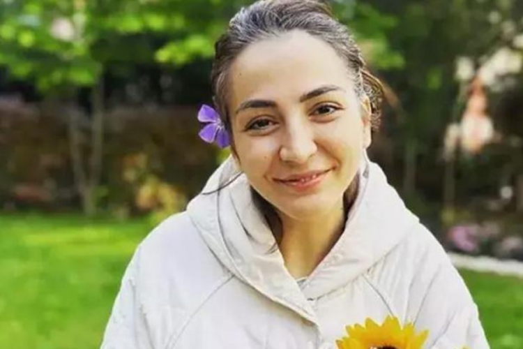 Sosyal medya fenomeni Ayşenur Parlak son yolculuğuna uğurlandı