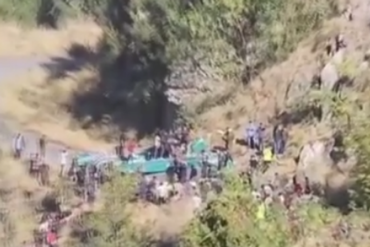 Hindistan'da yolcu otob&uuml;s&uuml; şarampole yuvarlandı! &Ccedil;ok sayıda &ouml;l&uuml; ve yaralı var