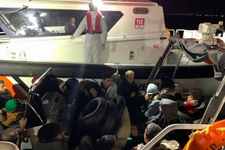 Balıkesir'in Ayvalık il&ccedil;esinde a&ccedil;ıklarında 24 g&ouml;&ccedil;men yakalandı