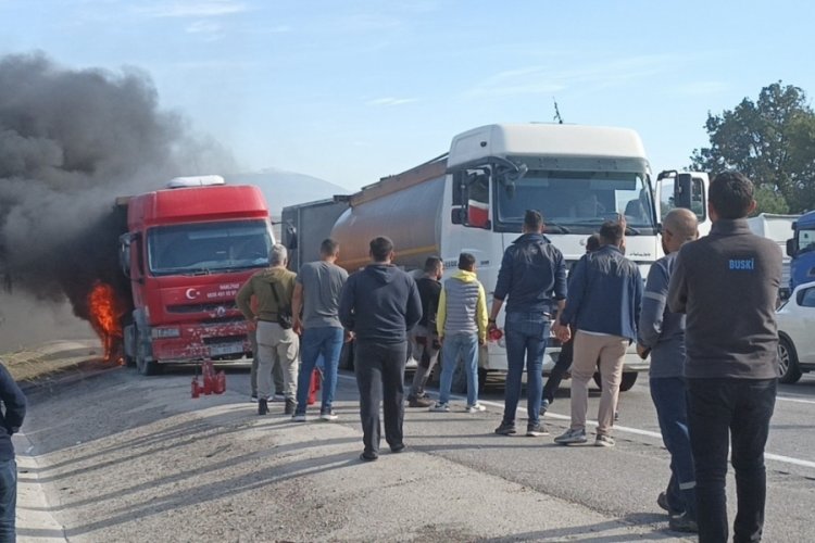 Bursa-İzmir karayolunda kamyon alev alev yandı