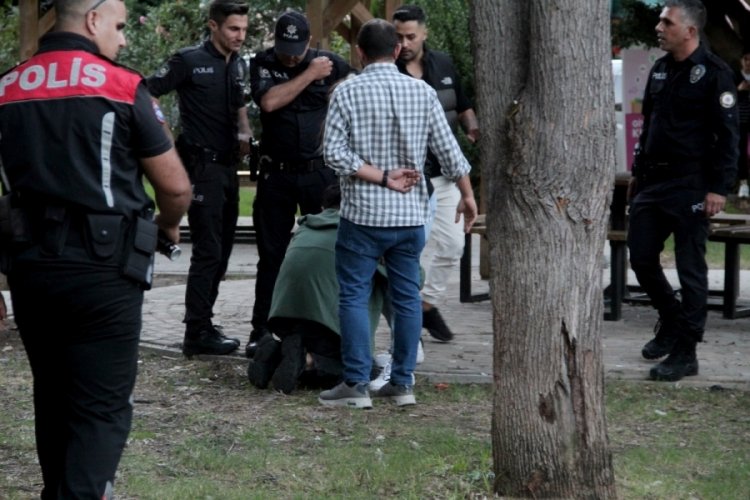 Antalya'da kız arkadaşıyla tartışan adam ağlayarak ayaklarına kapandı