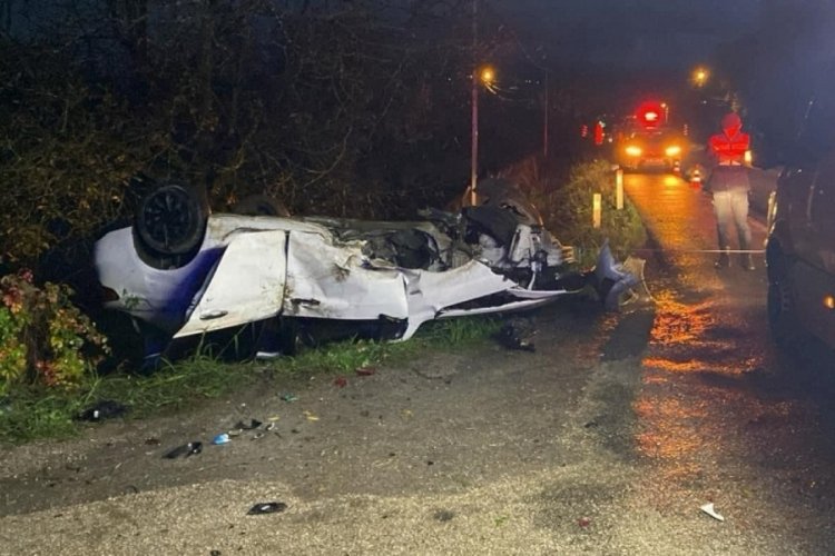 Bursa'da Orhangazi-İznik yolunda kontrolden &ccedil;ıkan otomobil hurdaya d&ouml;nd&uuml;! 1 yaralı