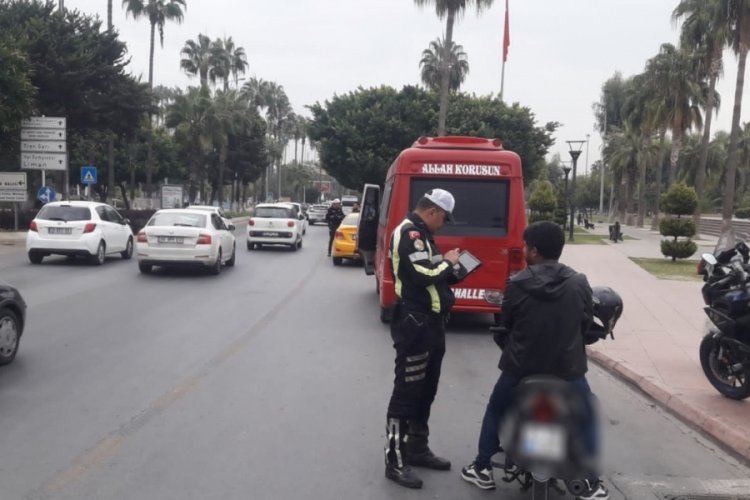 Mersin'de kural ihlali yapan s&uuml;r&uuml;c&uuml;lere ceza!