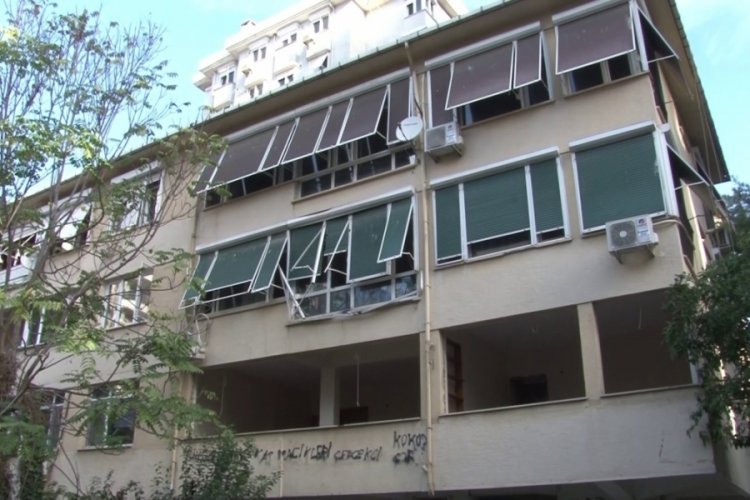 İstanbul'da yıkılmayı bekleyen binaya defalarca hırsız girdi