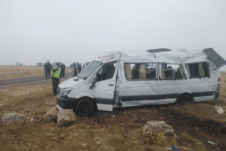 Gaziantep'te cenazeye gidenleri taşıyan minib&uuml;s devrildi: 18 yaralı