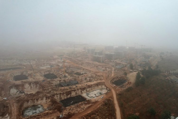 Adıyaman'da y&uuml;kselen kalıcı konutlar yoğun siste kayboldu