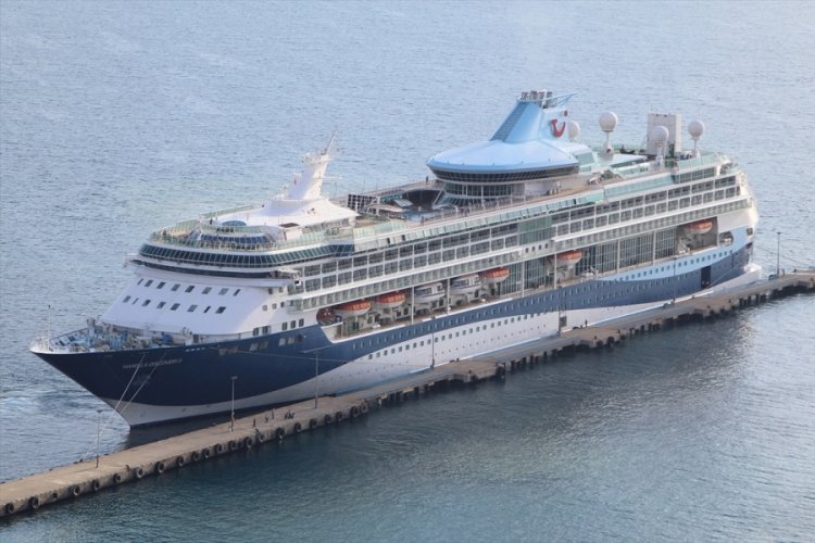 Kruvaziyer "Marella Discovery 2" Alanya Limanı'na demirledi