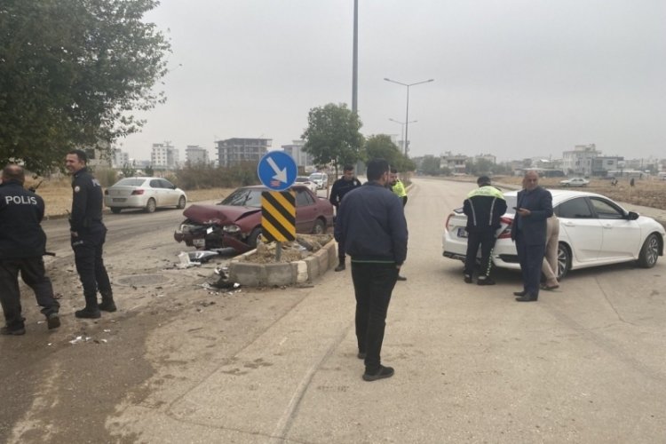 Adıyaman'da &uuml;&ccedil; otomobil &ccedil;arpıştı! 2 kişi yaralandı