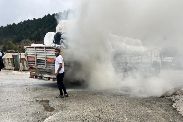 İneg&ouml;l-Boz&uuml;y&uuml;k yolunda tır aniden alev aldı