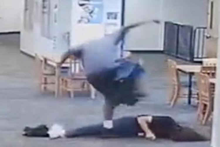 ABD'de &ouml;ğrenci, &ouml;ğretmene saldırdı! Beyin sarsıntısı ge&ccedil;iren &ouml;ğretmen okula d&ouml;nemedi